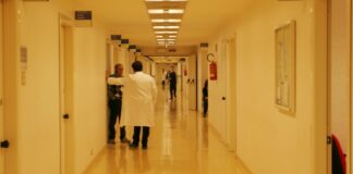 Mastica chewingum, grave bimbo due anni