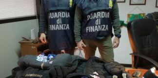 Griffe false, sequestrato deposito con 19mila prodotti contraffatti