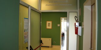 Bimbo cade su cocci di un piatto e muore, il Pm: «Tragica fatalità»