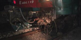 Incidente sui binari a Torre a Mare: due treni travolgono mezzo