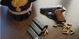 Nascondeva pistola e munizioni nell’armadio di casa