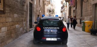 Ruba in casa dei fucili e salta dal balcone: arrestato dai Carabinieri