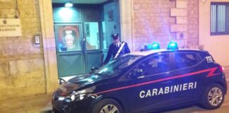 Picchia e costringe un commerciante a consegnarli motorino e bici elettrica: arrestato 33enne