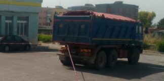 Tragedia in via Napoli: muore ciclista travolto da tir