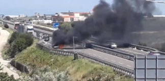 Auto in fiamme sulla SS 16 Bis tra Bisceglie e Molfetta