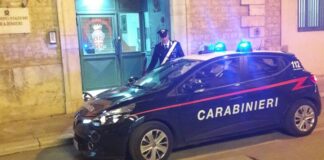 Ruba postamat a casalinga e preleva 2 mila euro: arrestato truffatore 31enne