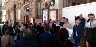 Giornalisti, flash mob a Bari: «No ad insulti»