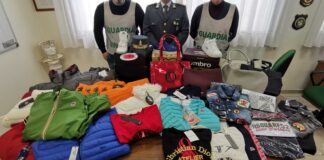 Vendeva in casa capi d’abbigliamento contraffatti: denunciato un molfettese
