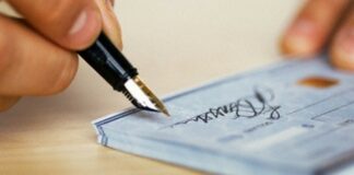 Trova un assegno da 50 mila euro e lo restituisce: elogio per una giovane donna