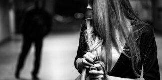 Picchia e perseguita la moglie per oltre 5 anni: arrestato 53enne