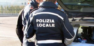 Aggredisce due agenti con una bottiglia di vetro: arrestato 57enne