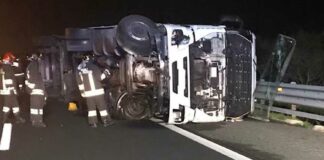 Incidente sulla A14 tra Molfetta e Bitonto: autoarticolato si ribalta e finisce nella corsia opposta