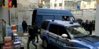 I poliziotti donano buoni pasto alle famiglie baresi bisognose