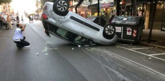 Rocambolesco incidente su corso Cavour: auto ribaltata e un ferito