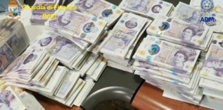 Furgone inglese diretto in Albania fermato al Porto di Bari: all’interno 250 mila euro non dichiarati