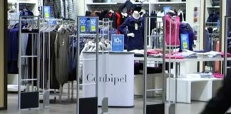 Nudo in camerino davanti alla commessa: arrestato 37enne