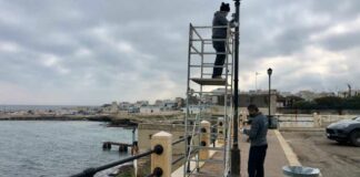 Avviata la riparazione di sei pali dell’illuminazione sul lungomare di Torre a Mare