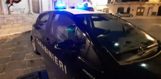 Non invitati al matrimonio aggrediscono lo sposo e bruciano l’auto del padre della sposa: arrestati