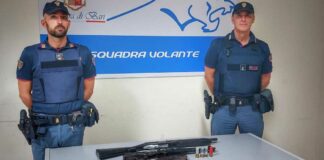 Beccati in moto con un kalashnikov ed un fucile a pompa: arrestato un 28enne, l’altro è in fuga