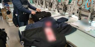 Produceva capi d’abbigliamento senza licenza: scatta il sequestro in un’azienda biscegliese