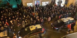 In centinaia davanti alla caserma dei Carabinieri di Corato a sostegno di quattro arrestati