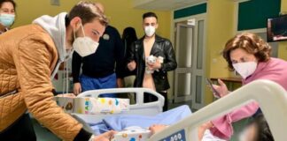 I calciatori del Bari portano doni di Natale ai bimbi del Giovanni XXIII