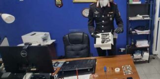 Sequestrata una pistola con 5 colpi e 32 dosi di cocaina: quattro arresti