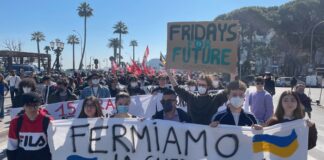 Manifestazione per il clima, 500 in corteo a Bari: «Fermiamo guerra dei combustibili fossili»
