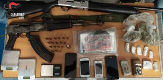 Kalashnikov e droga in casa, due arresti: uno di loro percepiva il reddito di cittadinanza