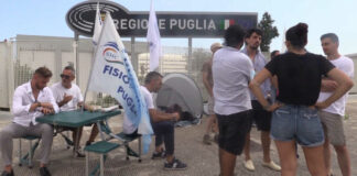 Tende davanti alla sede del Consiglio Regionale a Bari: sit-in permanente di fisioterapisti e logopedisti