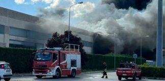 Incendio in un capannone a Modugno, forse un corto circuito