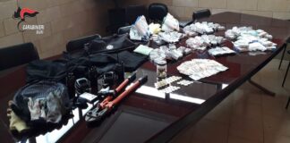Furti con scasso ai distributori di tabacchi e stazioni di servizio nel barese, 4 arresti