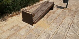 Stanco degli schiamazzi, scende in strada e taglia due panchine con una motosega