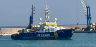 Emergenza migranti, la Humanity 1 è approdata nel porto di Bari con a bordo 178 persone