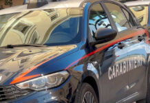 Entrano in centro commerciale con monopattini e rubano una catenina: segnalati 3 minorenni
