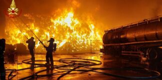 Incendio in una capannone di una ditta rifiuti, al lavoro oltre 30 pompieri