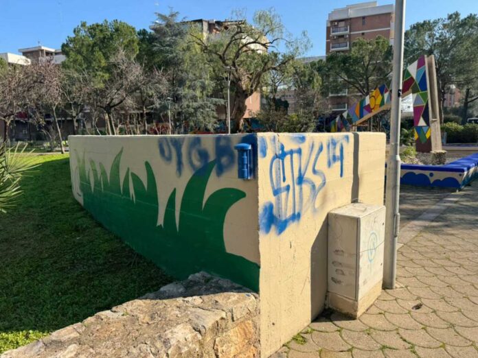 13-02-25 vandalizzato il giardino degli Aquiloni a un giorno della riapertura_1