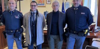 Il Questore Massimo Gambino riceve i due agenti che hanno soccorso un uomo a Bitonto