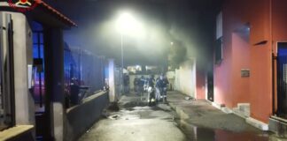 Incendio in un garage a Carbonara: diverse auto distrutte, panico tra i residenti