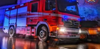 A fuoco nella notte autorimessa con 90 macchine a Carbonara: evacuato intero stabile