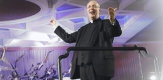 Marco Frisina dirige l’Orchestra Sinfonica Federiciana nella Basilica di San Nicola