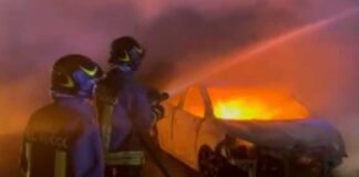 Bitritto, incendio nella notte: in fiamme tre auto parcheggiate nel cortile di un condominio