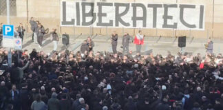 Sit in di protesta dei tifosi del Bari contro la multiproprietà