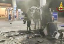 Perde il controllo dell’auto sulla SS16 e finisce contro la colonnina di un benzinaio: in due in codice rosso