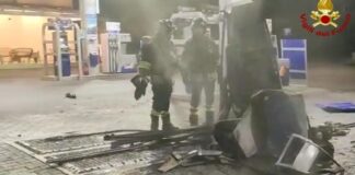 Perde il controllo dell’auto sulla SS16 e finisce contro la colonnina di un benzinaio: in due in codice rosso