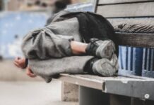 Dramma nel giorno di Natale: muore un clochard in piazza Cesare Battisti