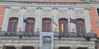 La bandiera del Bangladesh sulla facciata di Palazzo della Città