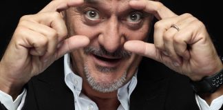 Al Teatro “Piccinni” arriva Claudio Bisio con “La mia vita raccontata male”