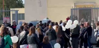 L’ultimo saluto al piccolo Giosuè, il bimbo morto dopo essere precipitato da un balcone