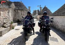 Cittadino trova un marsupio con soldi, cellulare, assegni e lo consegna ai Carabinieri